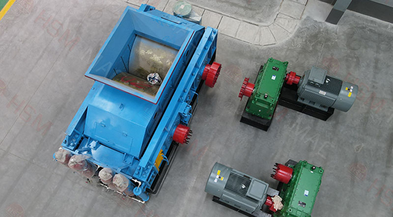 海南1010對(duì)輥制砂機(jī)鐵礦石破碎現(xiàn)場(chǎng)