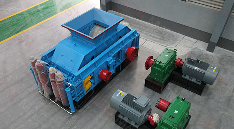 四川美姑縣銅礦用對(duì)輥制砂機(jī)生產(chǎn)現(xiàn)場(chǎng)