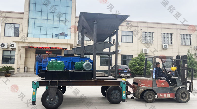 1012移動對輥破碎機時產(chǎn)量多少噸？價格多少錢一臺